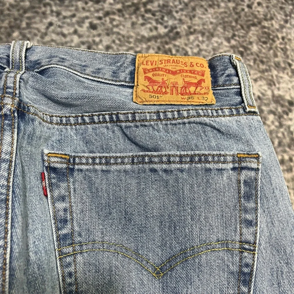 Levi's 501‎ Jeans Mens 35x32 Light Blue Denim Button Fly Straight Leg